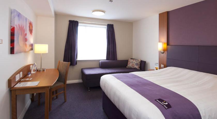 Premier Inn Chichester Buitenkant foto