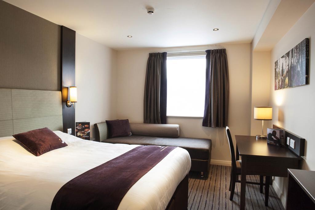 Premier Inn Chichester Buitenkant foto