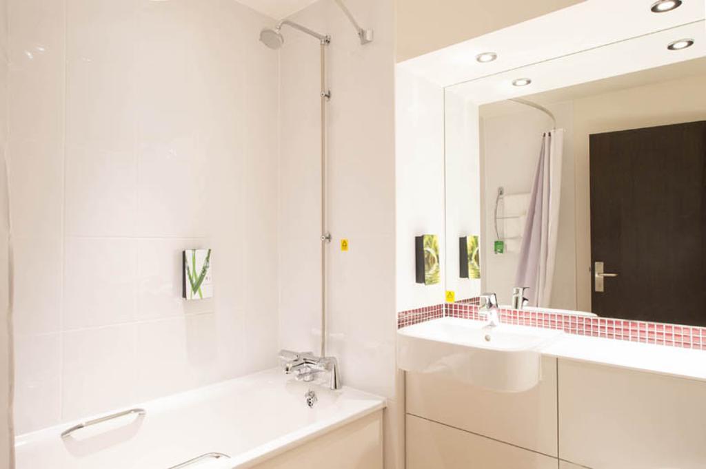 Premier Inn Chichester Buitenkant foto