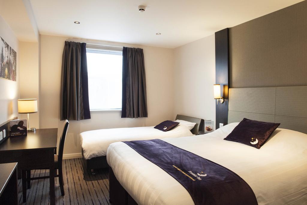 Premier Inn Chichester Buitenkant foto