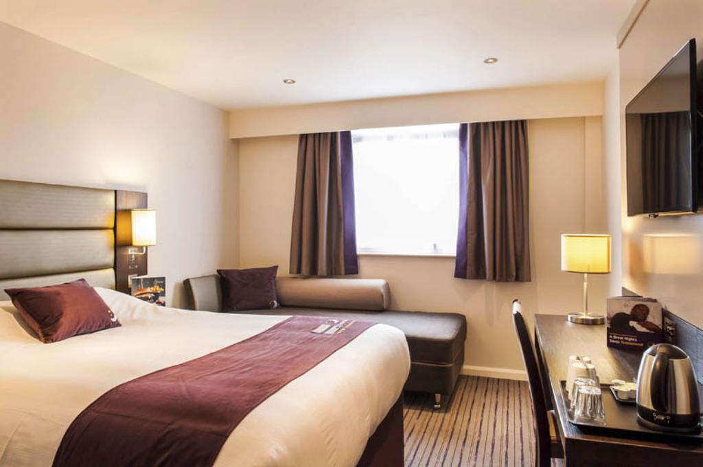 Premier Inn Chichester Buitenkant foto
