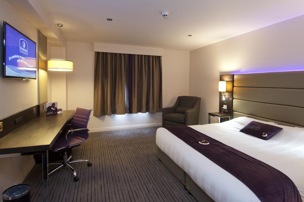 Premier Inn Chichester Buitenkant foto